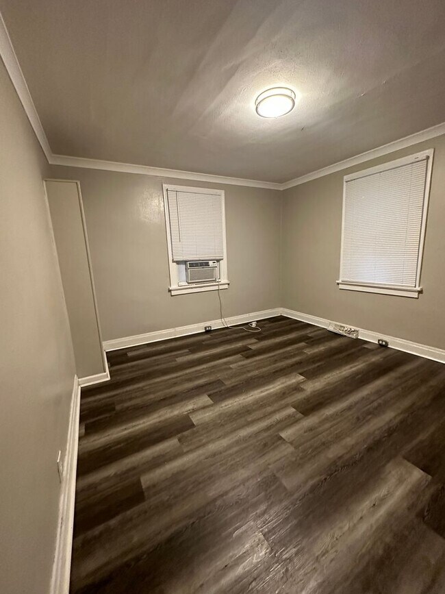 Foto del edificio - Spacious Two Bedroom One Bath Home with De...