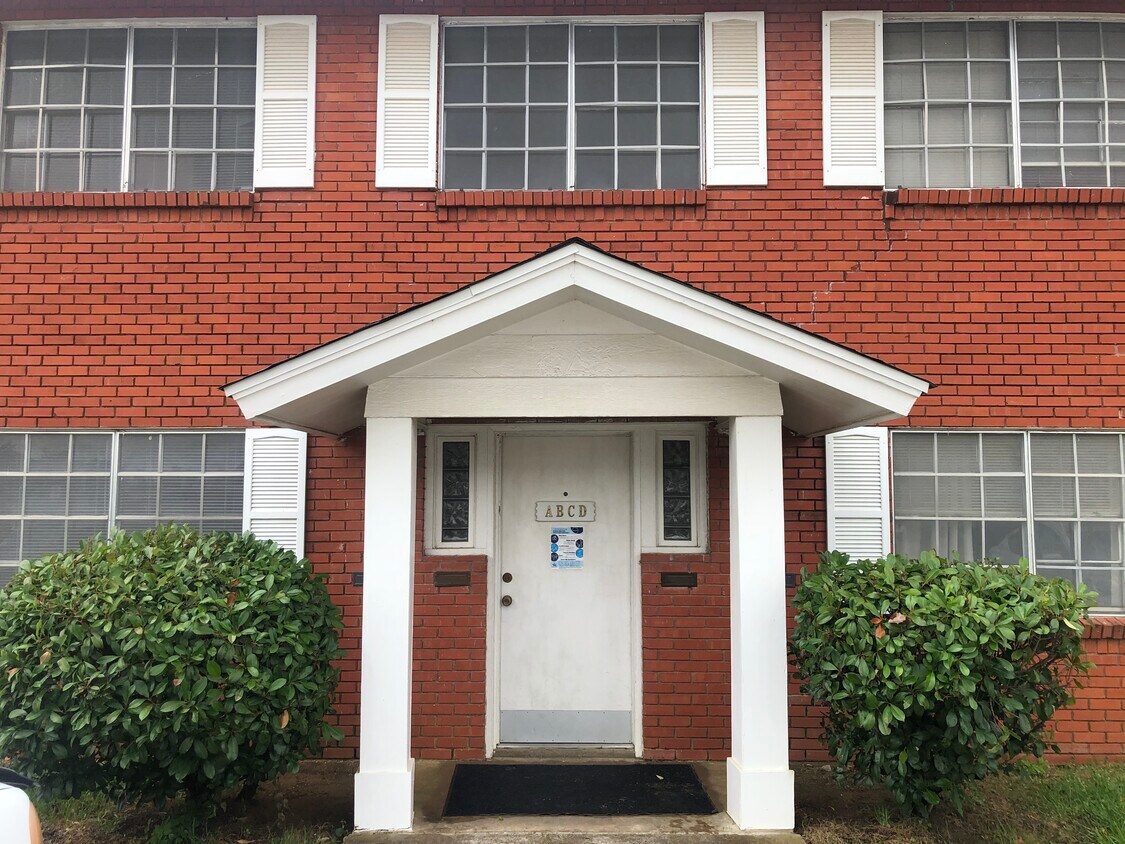 Primary Photo - 300 College St