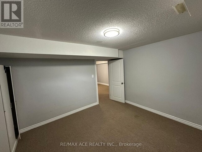 Building Photo - 39 Chamberlin Dr