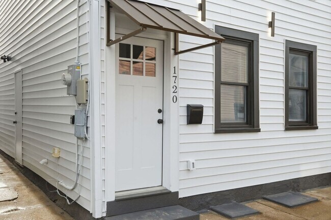 Building Photo - Luxury Rental - South Side Flats