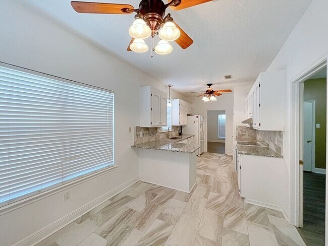 Building Photo - 3 Bedroom Home Located off Jones Creek