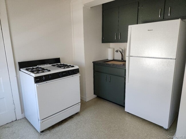 Building Photo - 6 Willow Ave