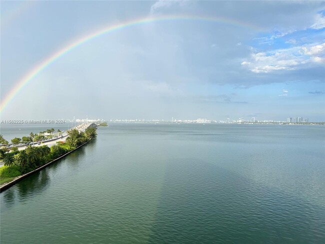 Foto del edificio - 600 NE 36th St