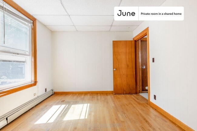 Building Photo - Room in Shared 5 bed/1 bath home