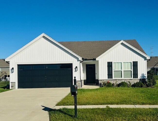 Foto del edificio - Gently lived-in 3BR/2BA Home w/ Garage, W/D Hook-Ups & Modern Finishes — Sellersburg