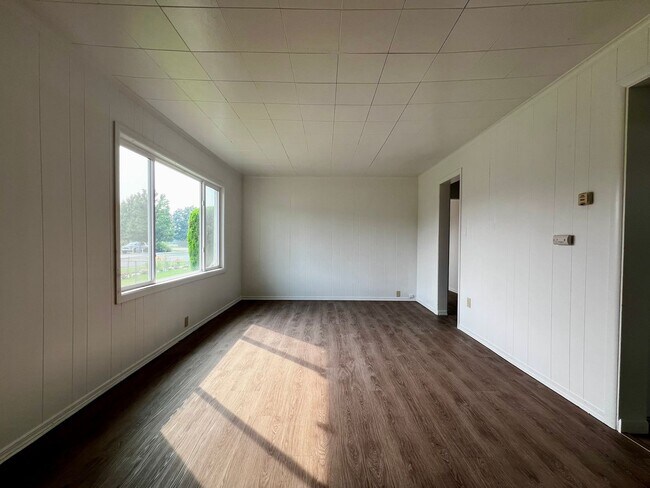 Foto del edificio - Non-Refundable & Security Deposit Total: $...
