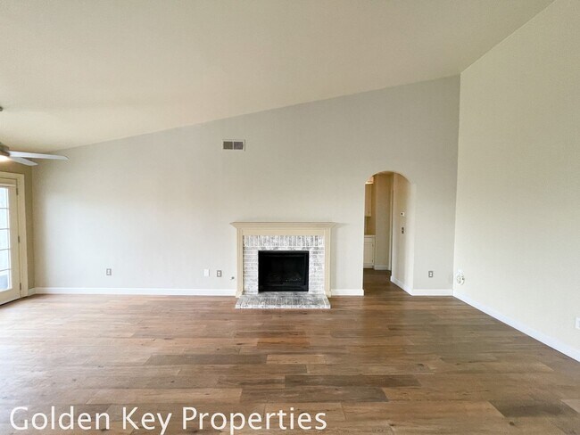Building Photo - Beautiful single-story end unit in The Cap...