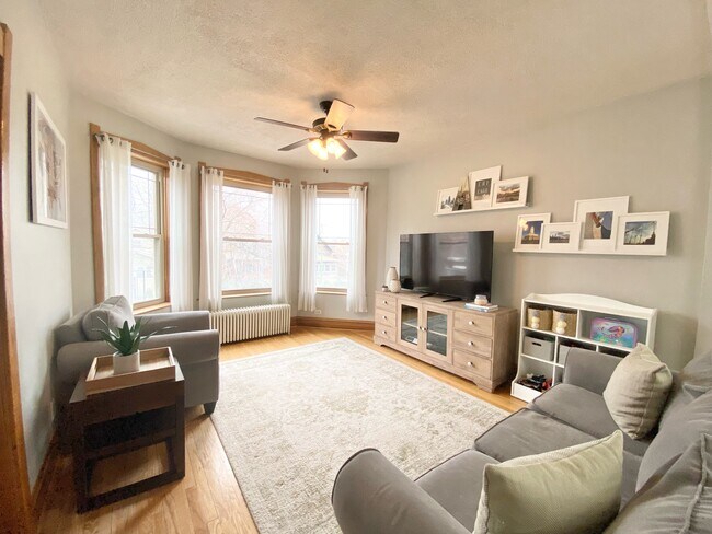 Living Room - 4030 N LeClaire Ave