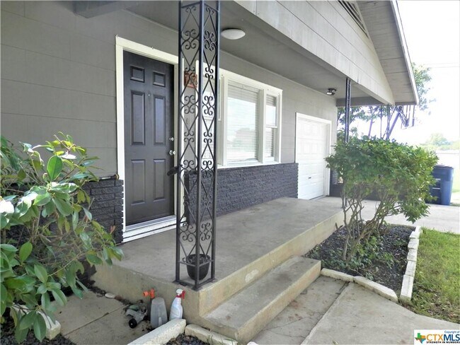 Building Photo - 116 Skyview Ave