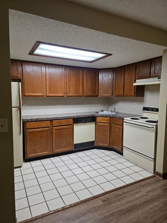 Building Photo - 60 Oakridge Dr