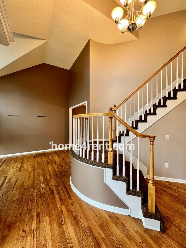 Foto del edificio - Beautiful Four Bedroom Home in Blue Valley...