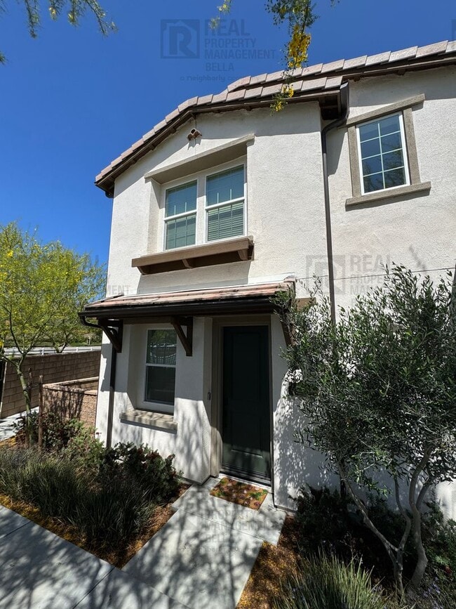 Building Photo - Spacious Temecula Condo with Luxury Amenit...