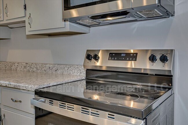 Foto del edificio - 4022 Windridge Dr