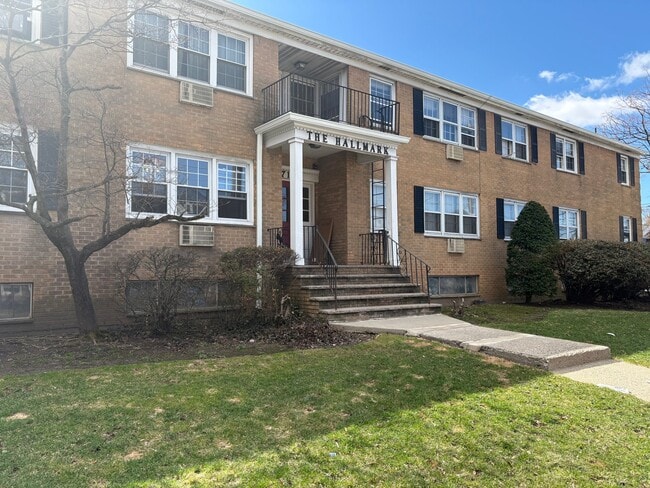 Building Photo - 712 Cedar Ln