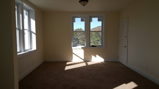 Foto del edificio - 817 Ringwood Ave