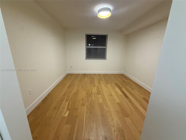 Foto del edificio - 17150 N Bay Rd