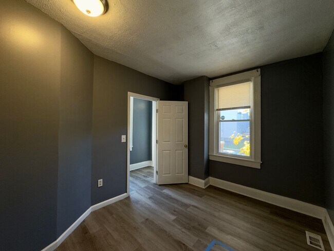 Building Photo - Charming 4Bed/3Bath Townhome with Spacious...