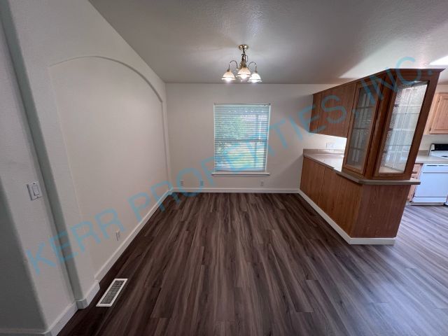 Building Photo - FREE RENT! Charming 3 Bed, 2 Bath Portland...