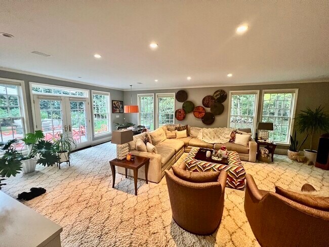 Foto del edificio - 245 Woodland Rd