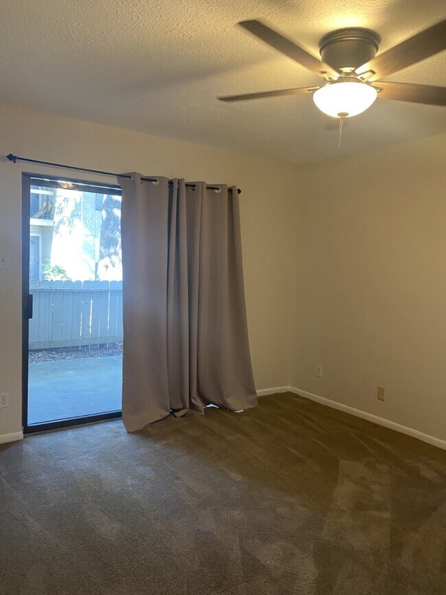 Foto del edificio - 17401 Red Oak Dr