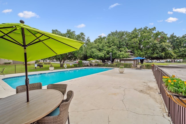 Building Photo - Royal Oaks of Pearland