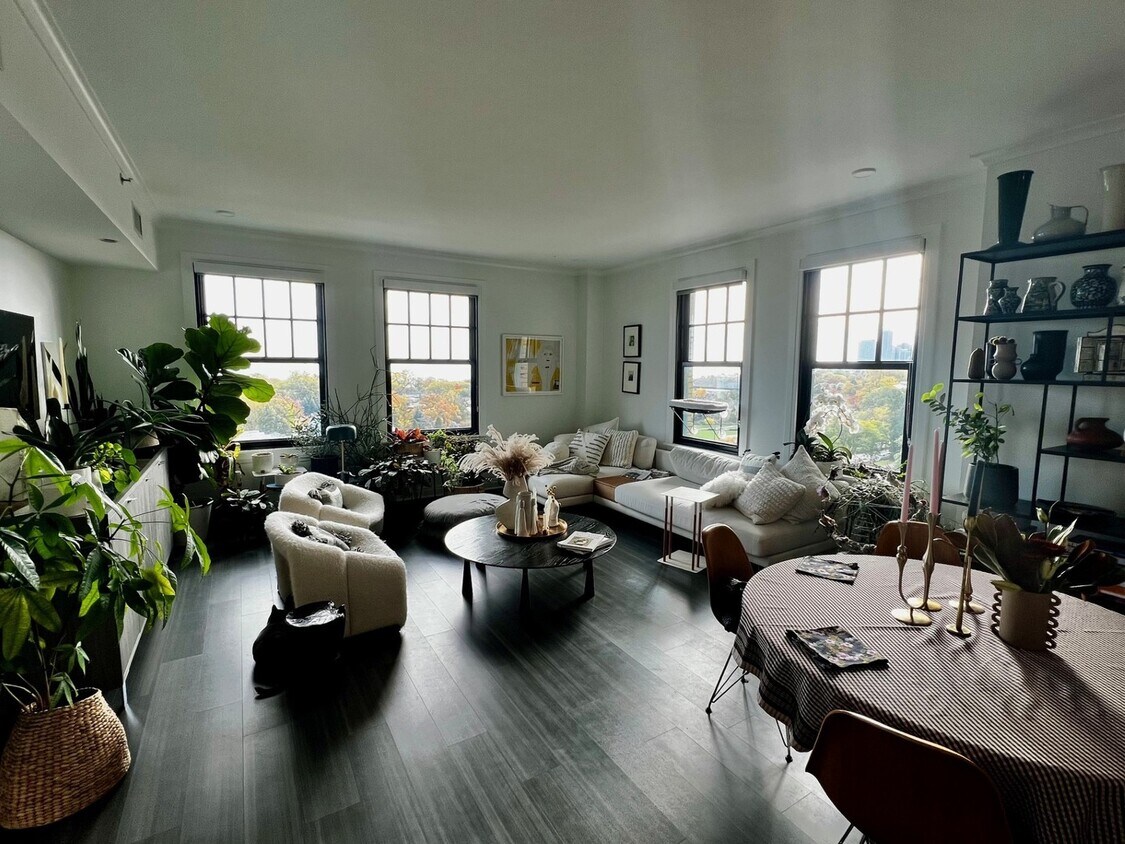 Building Photo - 2300 N Lincoln Park W