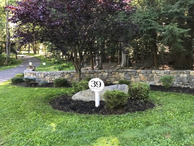 Front Entrance - 39 Hop Brook Rd