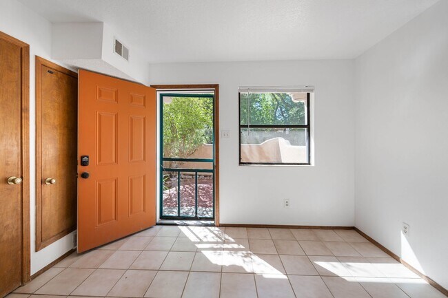 Foto del edificio - Snug One-Bedroom on Historic Hillside Ave.