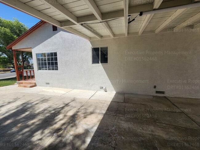 Building Photo - 3 Bedroom 2 bathroom house loacated near t...