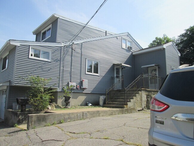 Building Photo - 15 Haskins St