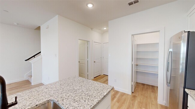Building Photo - 2916 ELLE DR