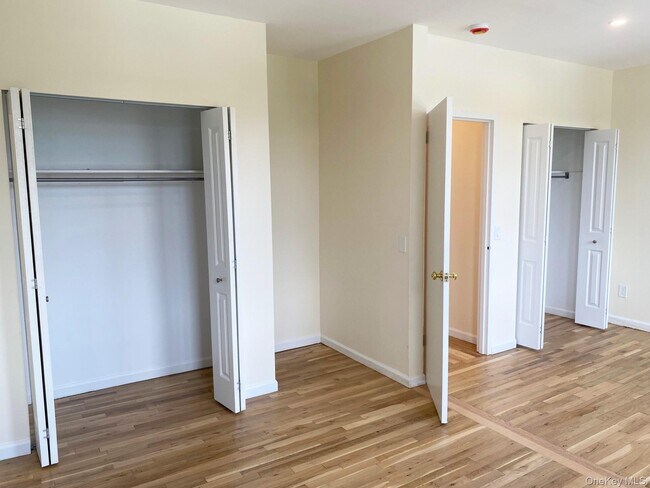 Foto del edificio - 537 Warburton Ave