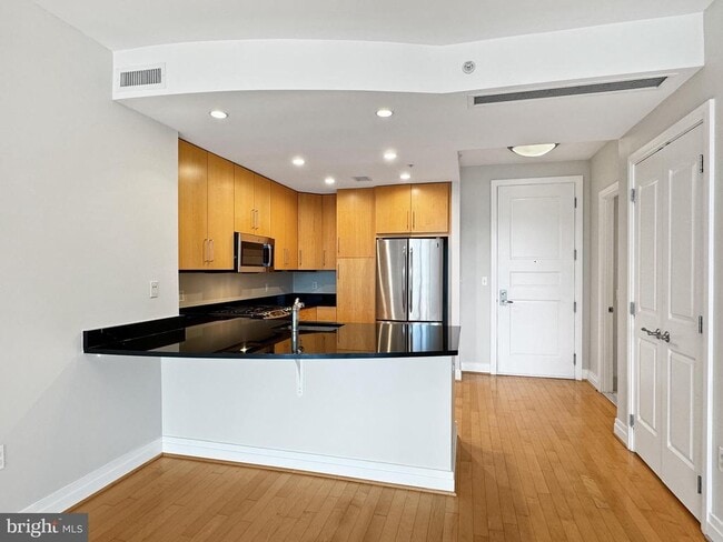 Building Photo - 8220 Crestwood Heights Dr