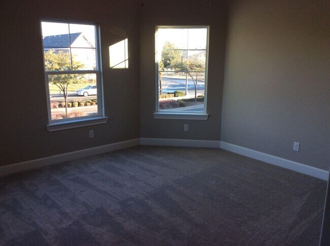 Foto del edificio - 2105 Glenna Goodacre Blvd