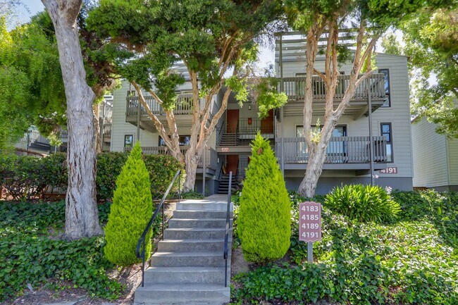 Foto del edificio - 1BR/1BA Pet-Friendly Top-Floor Condo with Bonus Room & Resort-Style Amenities | San Mateo | YouTu...