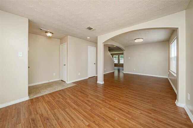 Building Photo - 5010 Willow Point Dr