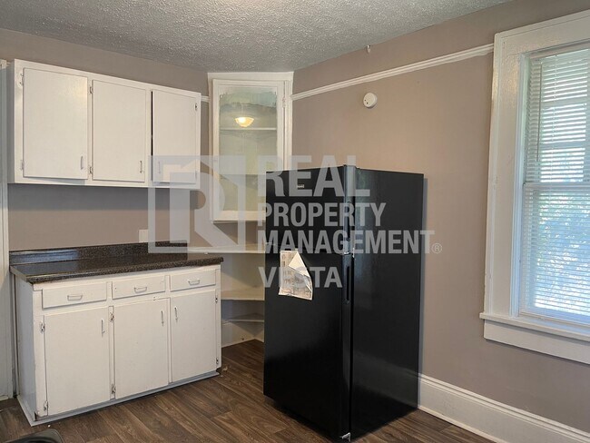 Building Photo - Four Bedroom Apartment on Napier Avenue