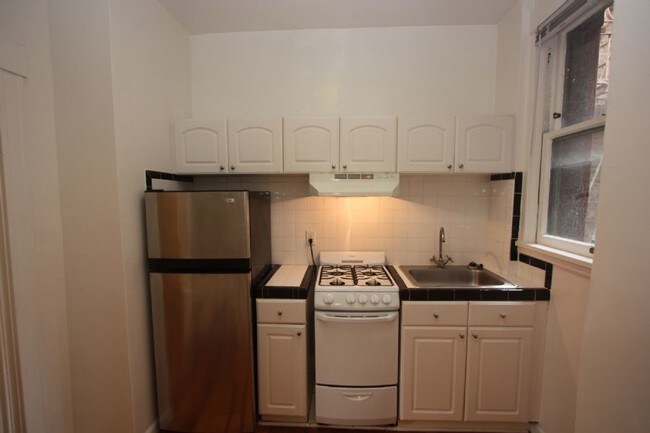 Building Photo - Quiet bright Studio in Lower Nob Hill