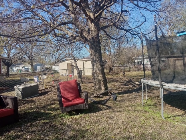 Building Photo - 703 E 10th St