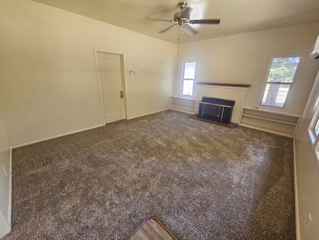 Building Photo - 3 Bedroom 1 Bath House For Rent in Orland!