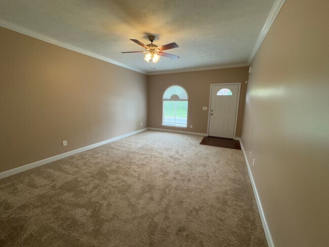 Building Photo - Spacious 3-Bedroom Townhouse in a Prime He...