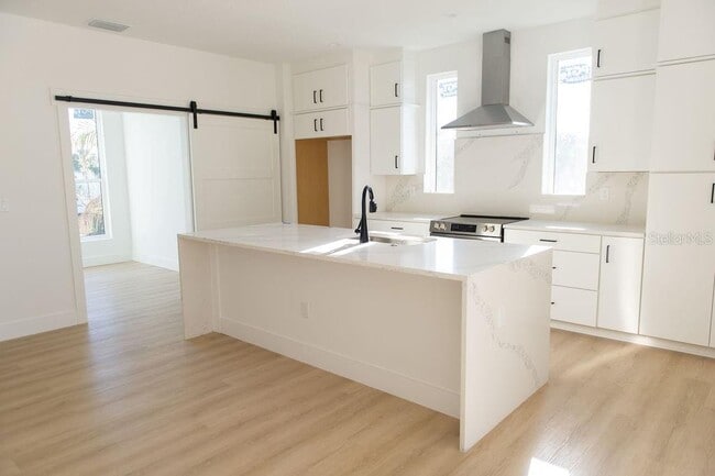 Building Photo - 3826 Pompano Dr SE