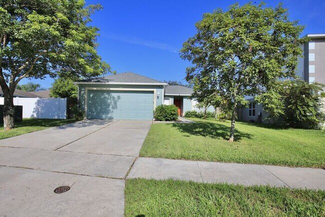Building Photo - Beautiful 3/2 Spacious Home with a Fully F...