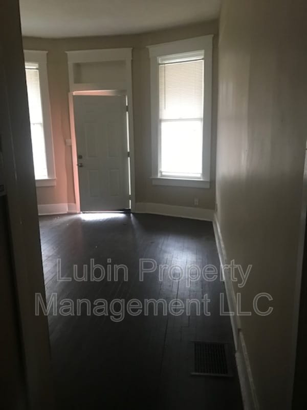 Building Photo - 669 N Willett St