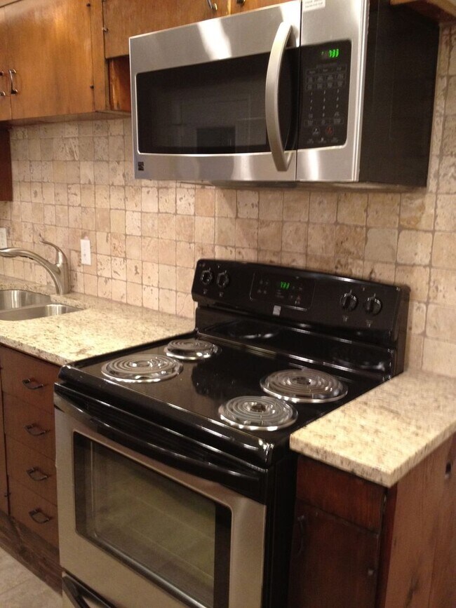 Foto del edificio - 3 Bed, 2 Bath. Hardwood floors, quartz cou...