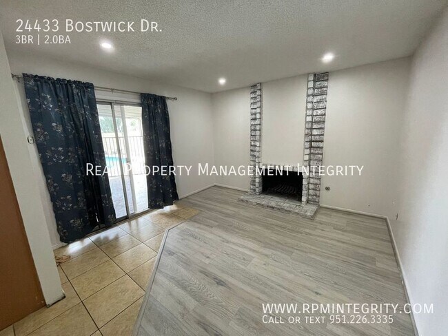 Building Photo - THREE BEDROOM TWO BATHROOM HOME WITH POOL.