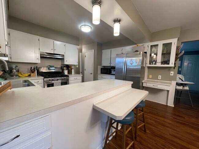 Building Photo - 7865 Ridgewood Dr