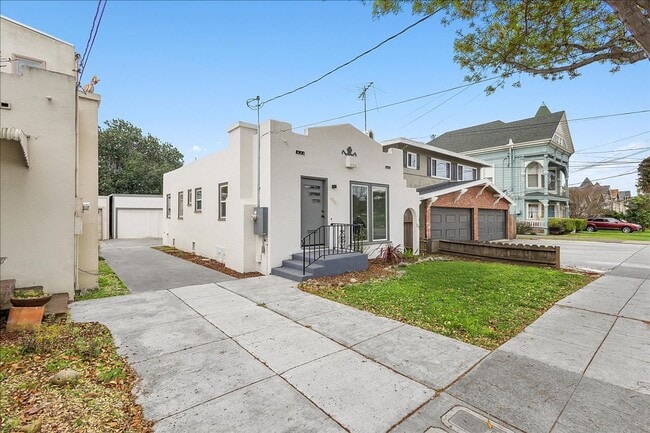 Building Photo - 2064 Encinal Ave