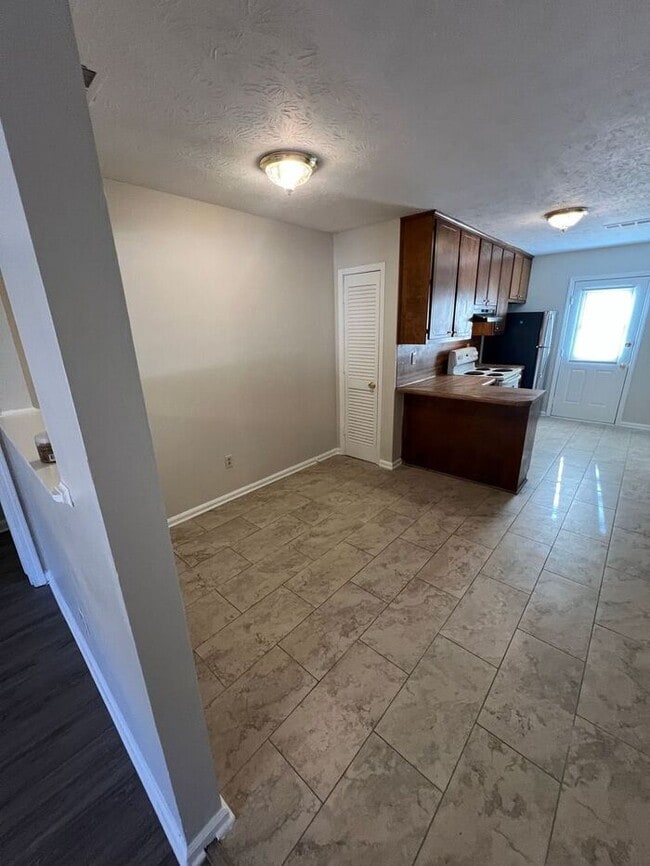 Building Photo - Beautiful 2 bedroom 2 bathroom ranch duplex Now Ready!