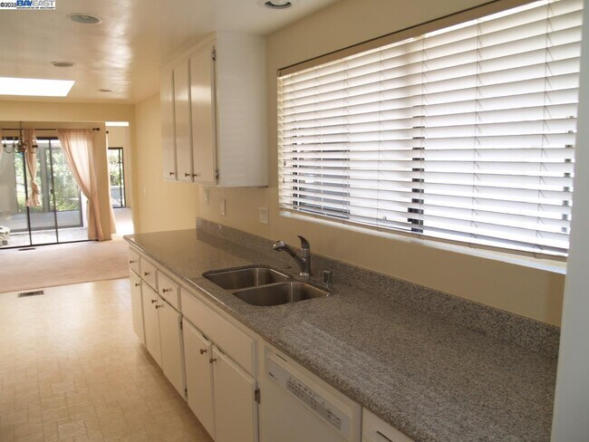 Foto del edificio - 515 Rolling Hills Ln